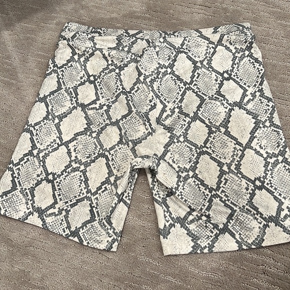 Snake skin comfy bike rise biker shorts from American Eagle Size L - Picture 2 of 2